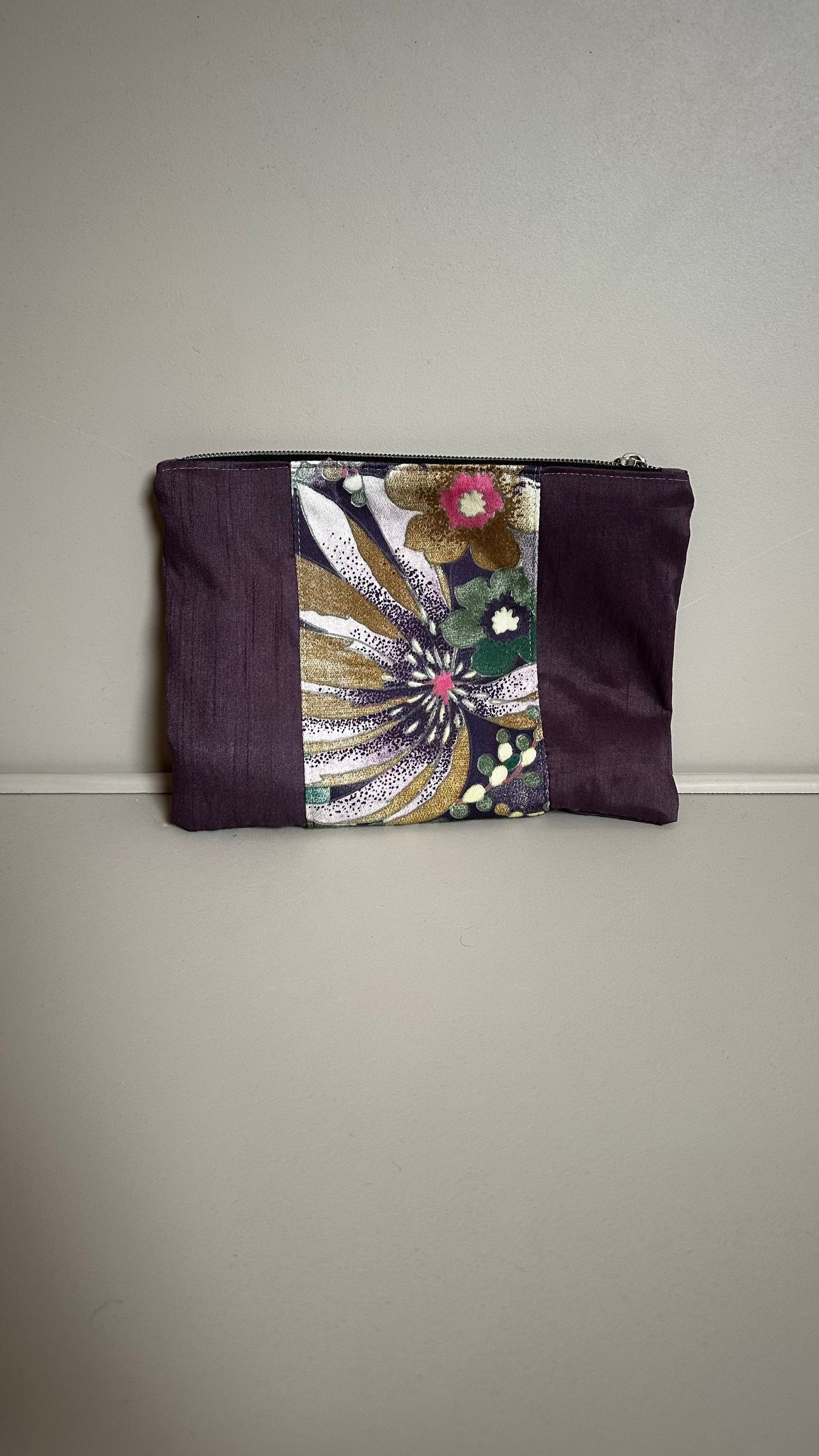 Pochette chic fleurie violette